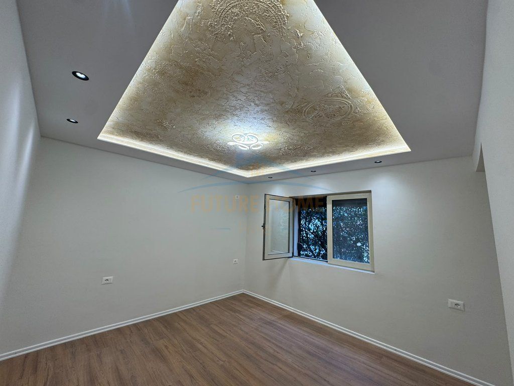 In vendita, Monolocale, Asim Vokshi, Tirana