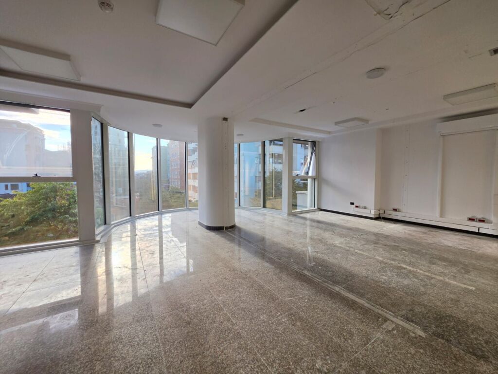 Me Qera: ZYRË PREMIUM NË ZEMËR TË BLLOKUT | SKY TOWER (OPEN SPACE) 📍 SKY TOWER – BLLOK || 1600 Euro/Muaj
