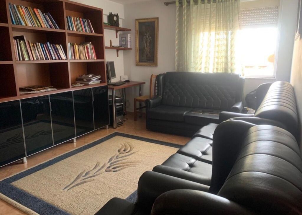 Qendër, jepet me qira apartament 2+1!