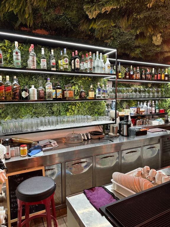 Jepet ambient bar coffee duplex me qera tek Rruga Konferenca e Pezes , prane UKT , Yzberisht , Misto Mame , Rruga e Kavajes , Pallati me Shigjeta .