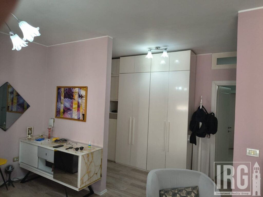 Appartamento 2+1+2+Veranda in vendita a Komuna e Parisit, vicino a Krital Center.