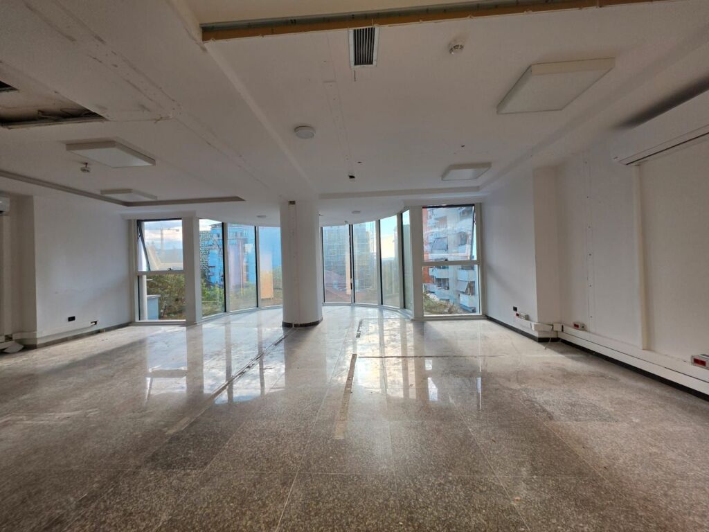 Me Qera: ZYRË PREMIUM NË ZEMËR TË BLLOKUT | SKY TOWER (OPEN SPACE) 📍 SKY TOWER – BLLOK || 1600 Euro/Muaj