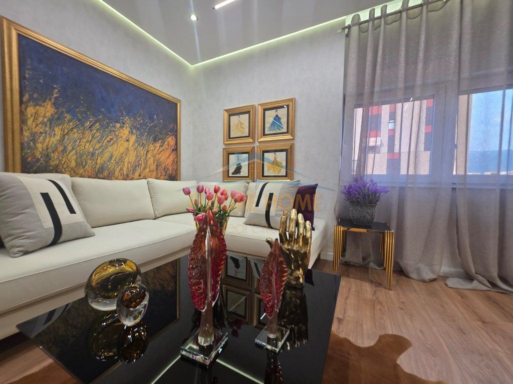 Shitet, Apartament 2+1 Zogu i Zi, Tiranë.