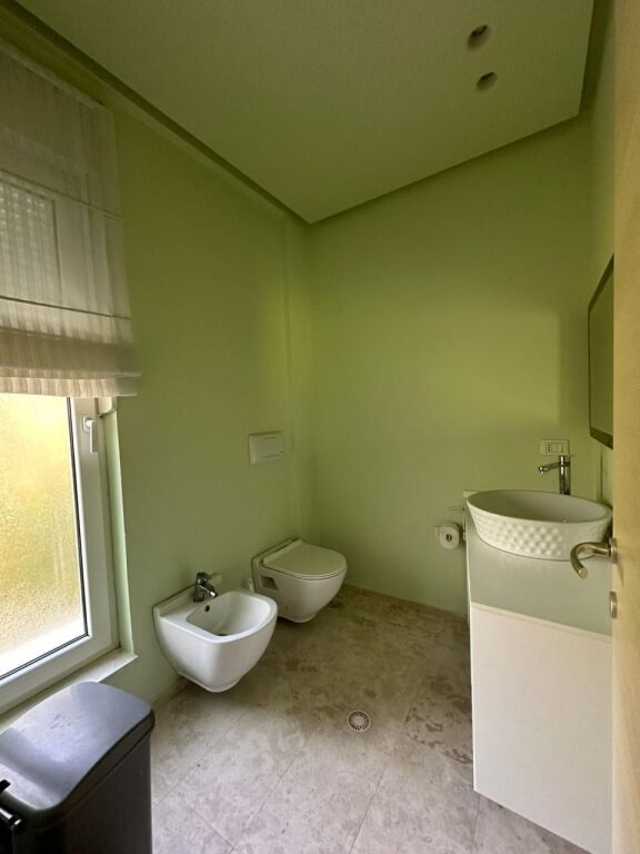 Jepet me qera VILË 4-KATËSHE – White House, TEG