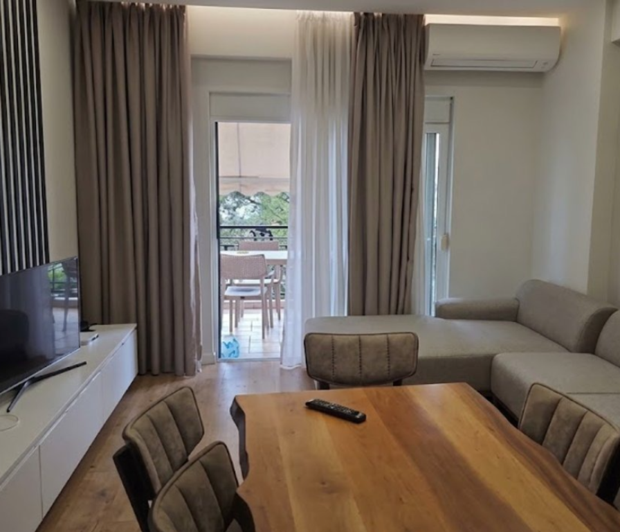 Jepet apartament 1+1+Post Parkimi me qira ne Sarande , Rruga Butrinti , 30 metra nga deti .