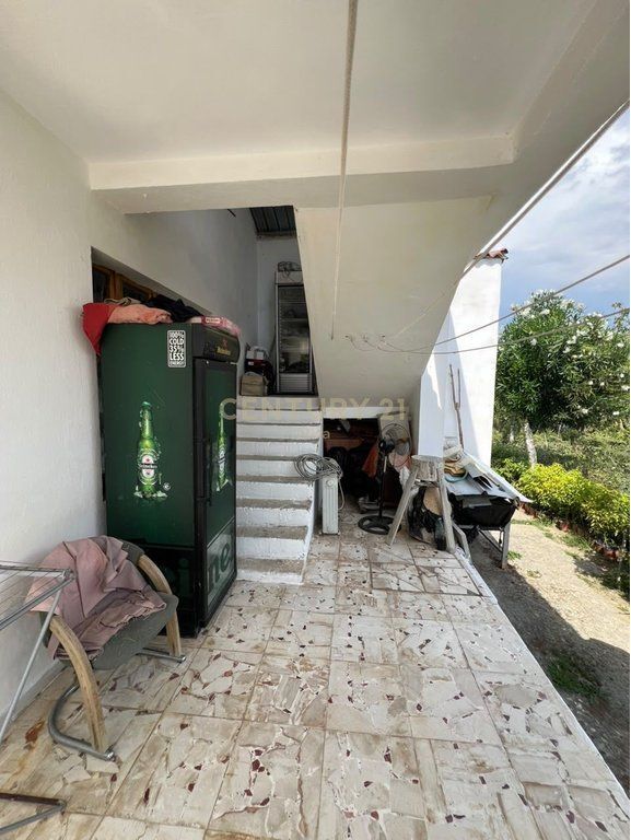 VILLE IN VENDITA A SHIJAK CON UNA SUPERFICIE DI 2.300 m² TERRENO + CASA + LOCALE COMMERCIALE !!