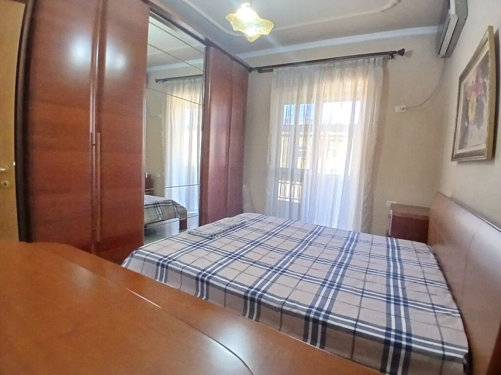 Jepet me qera apartamenti  1+1 + kend gatimi