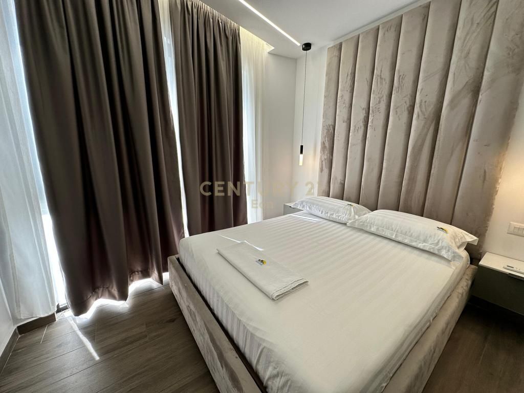 SHITEN 6 APARTAMENTE DHE 3 POSTE PARKIMI NE MALIN E ROBIT ! 460,000 €