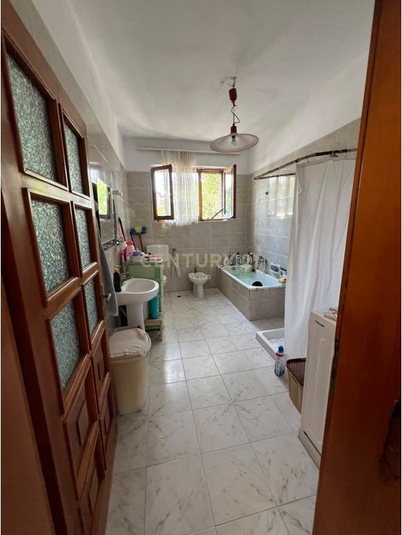 VILLE IN VENDITA A SHIJAK CON UNA SUPERFICIE DI 2.300 m² TERRENO + CASA + LOCALE COMMERCIALE !!