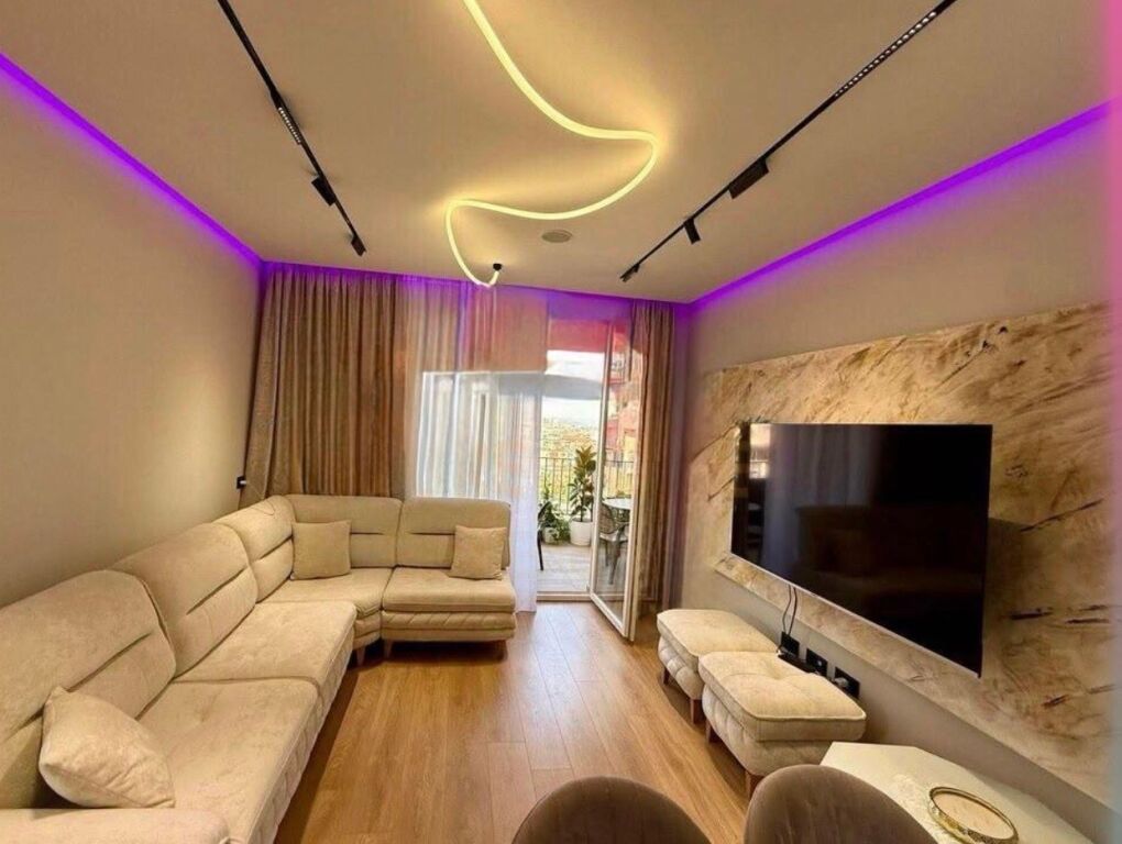 Laprakë, jepet me qira apartament 2+1!