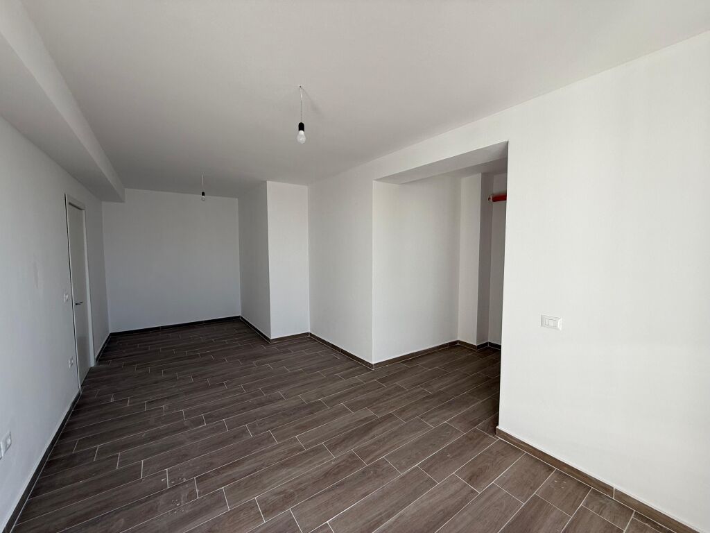 jepet me qera apartament 1+1 tek fundi i 5maj!!