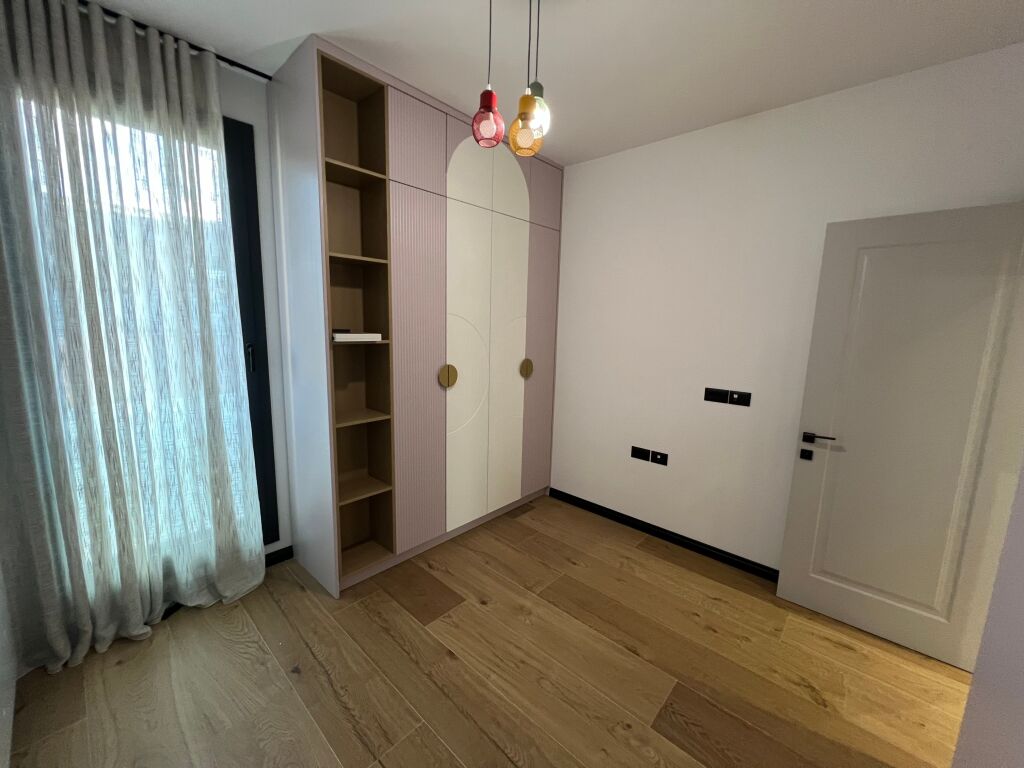 Apartament 3+1+2 poste parkimi per qera pranë TEG