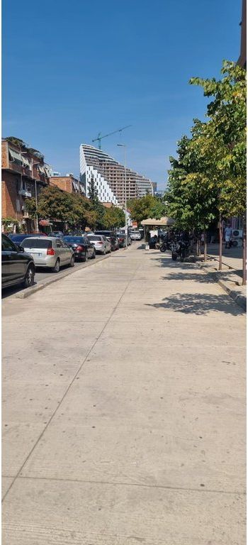 Spazio commerciale di 186 m² in vendita – Komuna e Parisit