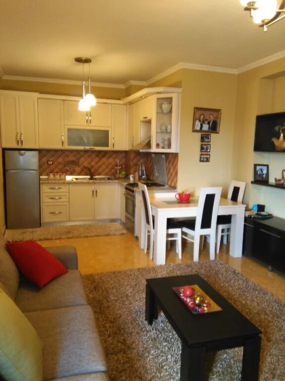 Shitet apartament 1+1 ne Kinostudio , prane Bar Alehandro , Porcelan .