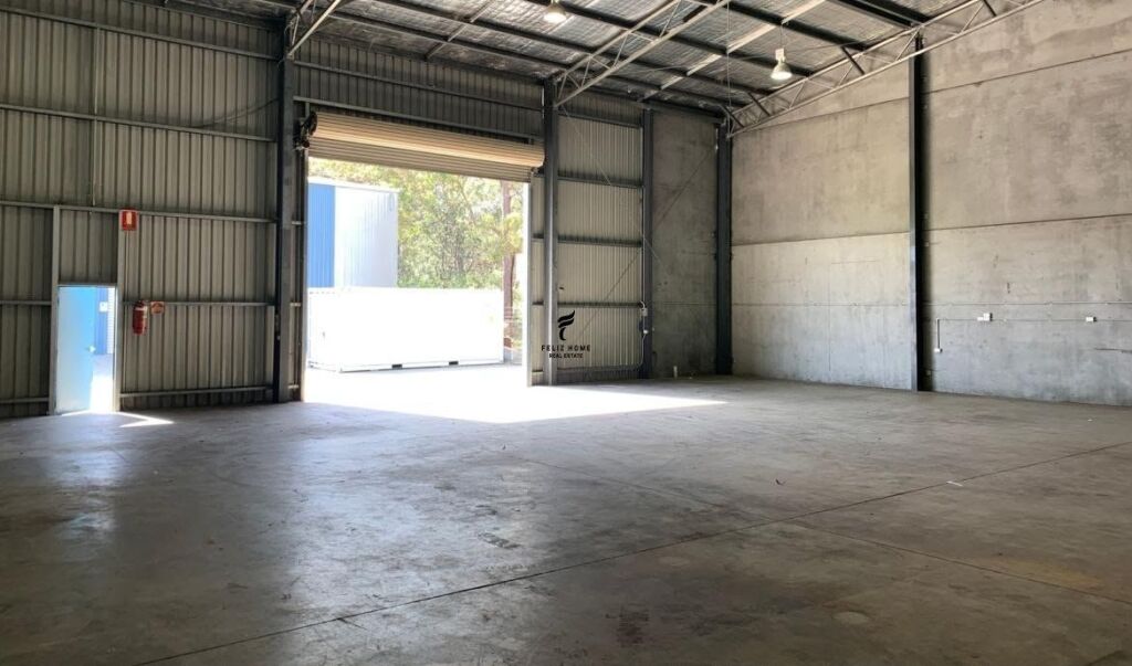 MAGAZZINI IN AFFITTO 180 M2 CAMPO DELL'AVIAZIONE 120.000 LEKE FH-93376