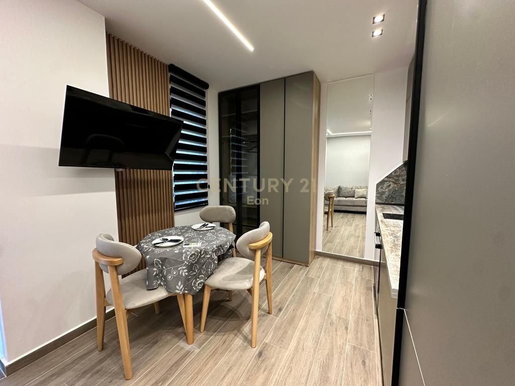 SHITEN 6 APARTAMENTE DHE 3 POSTE PARKIMI NE MALIN E ROBIT ! 460,000 €