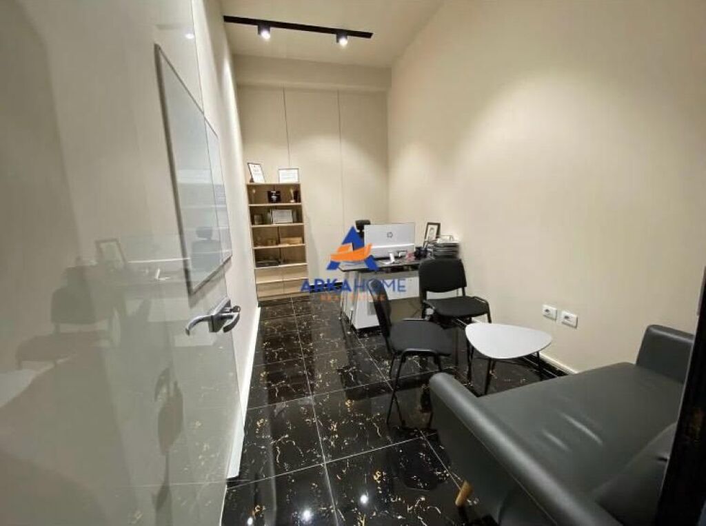 MAGAZZINO E NEGOZIO IN AFFITTO 300 M2 "VICINO A GOLDEN PARK, PALAZZO ROSSO" 200.000 LEKE