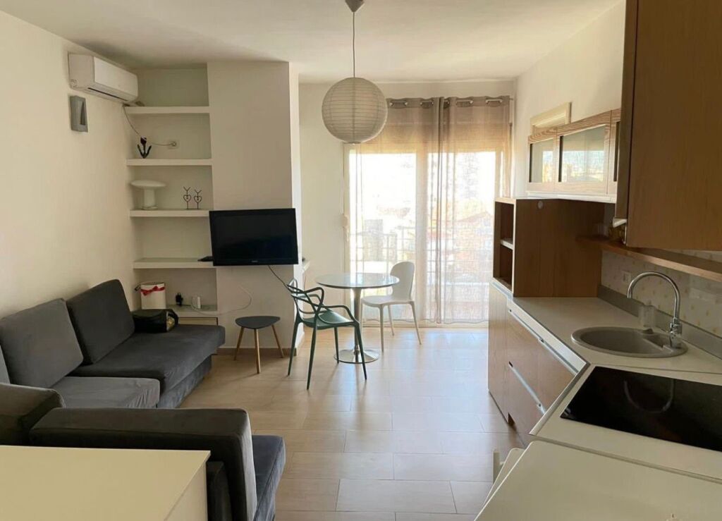 Jepet me qira apartament 1+1 te Komuna e Parisit!