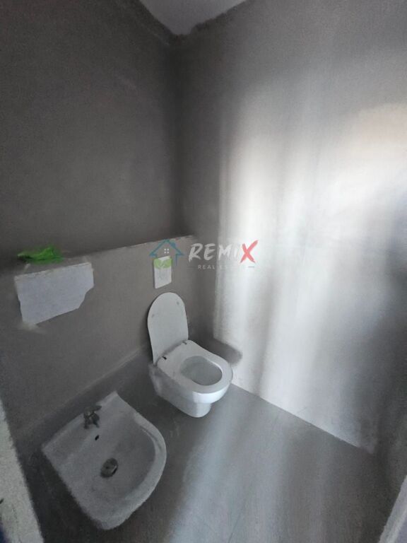 JEPET ME QERA  AMBIENT BIZNESI , ISH - URT , DURRËS