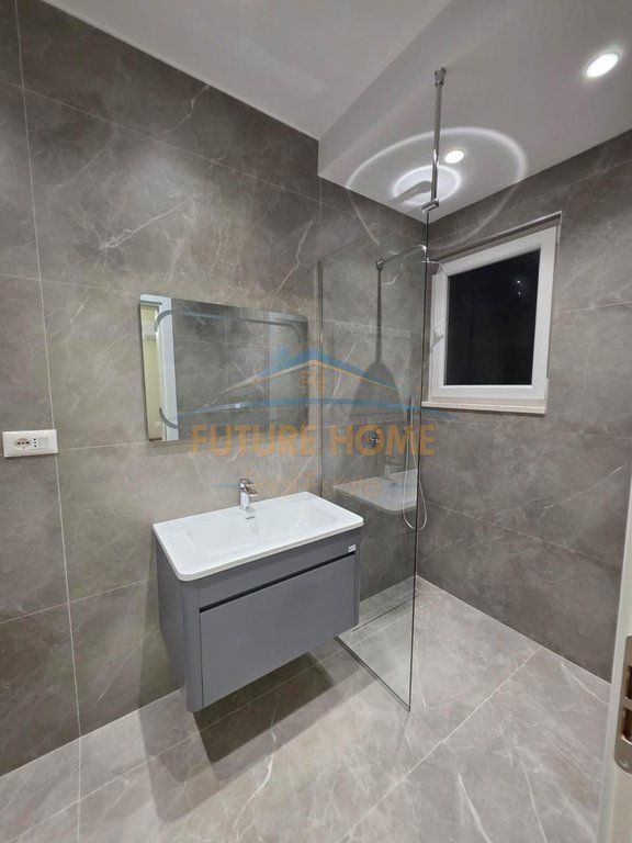 Shitet, Penthouse 2+1+2+Verandë+2 Poste Parkimi, Bulevardi Zhan D'ark, Tiranë