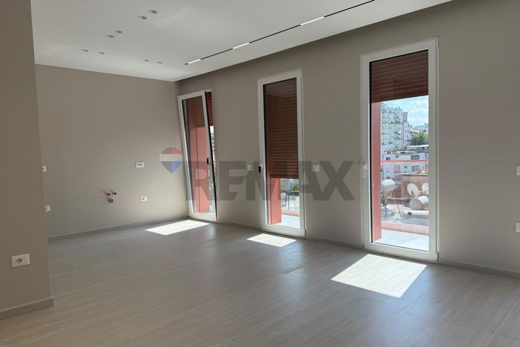 Luxury office for rent in Bllok 101 m2.