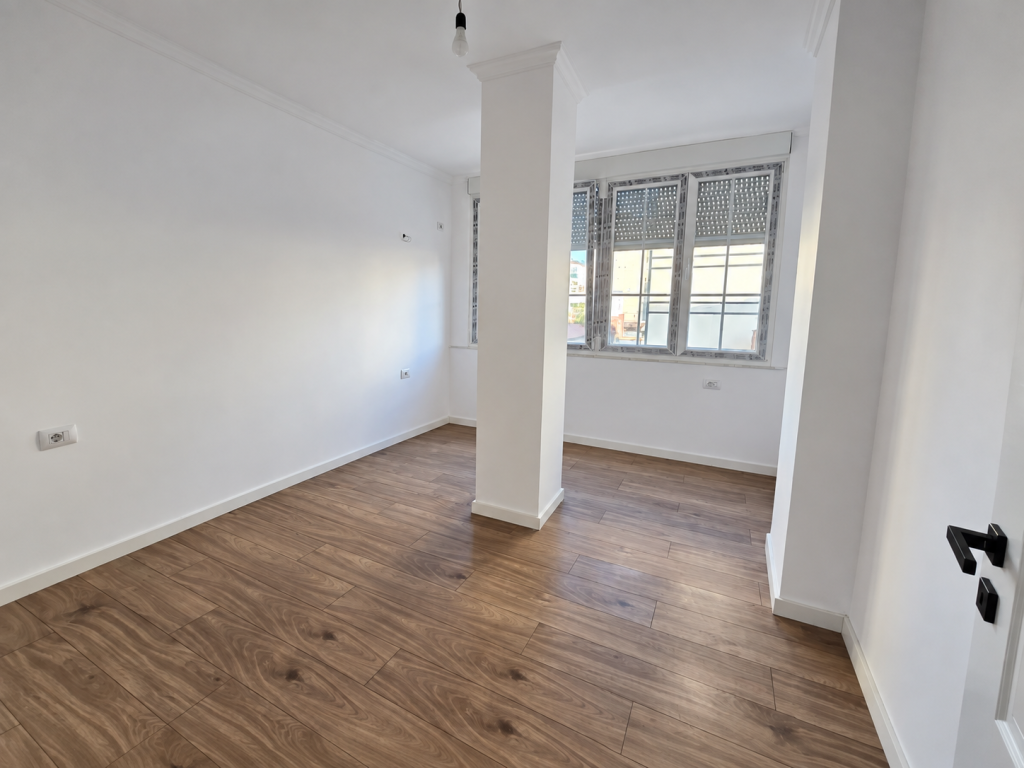 APPARTAMENTO / UFFICIO 2+1 + BALCONE IN AFFITTO | VIA DEI BOGDANË