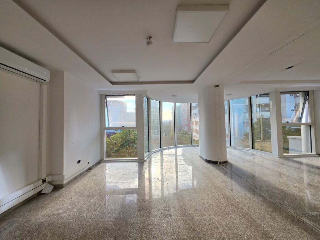 Me Qera: ZYRË PREMIUM NË ZEMËR TË BLLOKUT | SKY TOWER (OPEN SPACE) 📍 SKY TOWER – BLLOK || 1600 Euro/Muaj