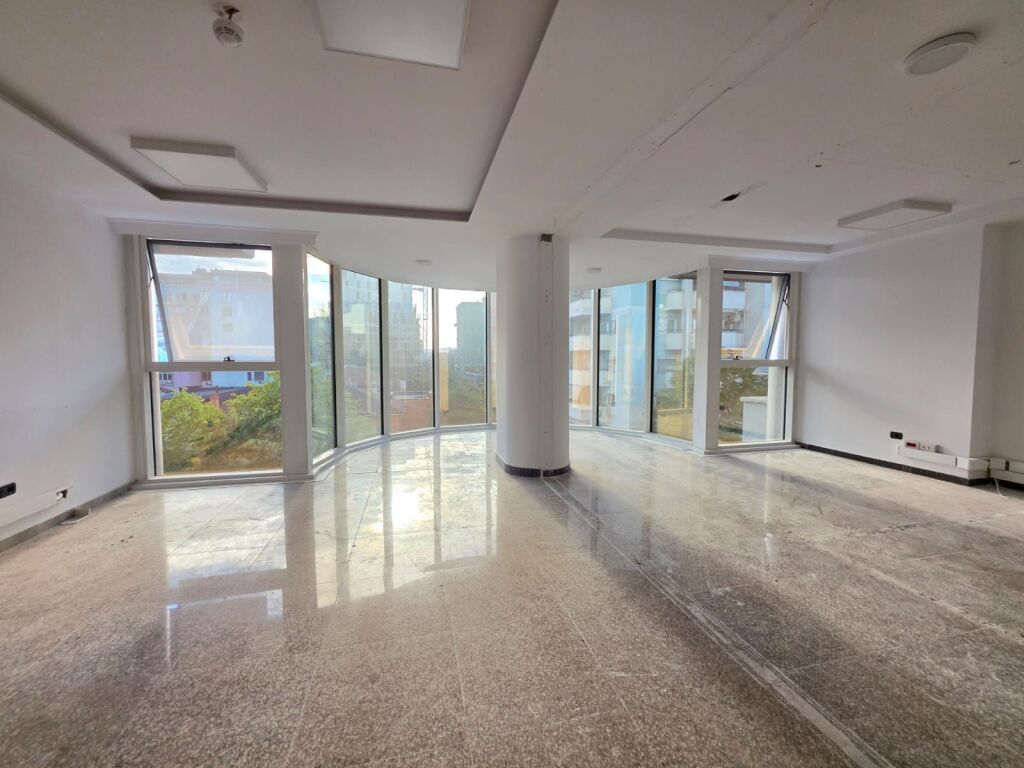 Me Qera: ZYRË PREMIUM NË ZEMËR TË BLLOKUT | SKY TOWER (OPEN SPACE) 📍 SKY TOWER – BLLOK || 1600 Euro/Muaj