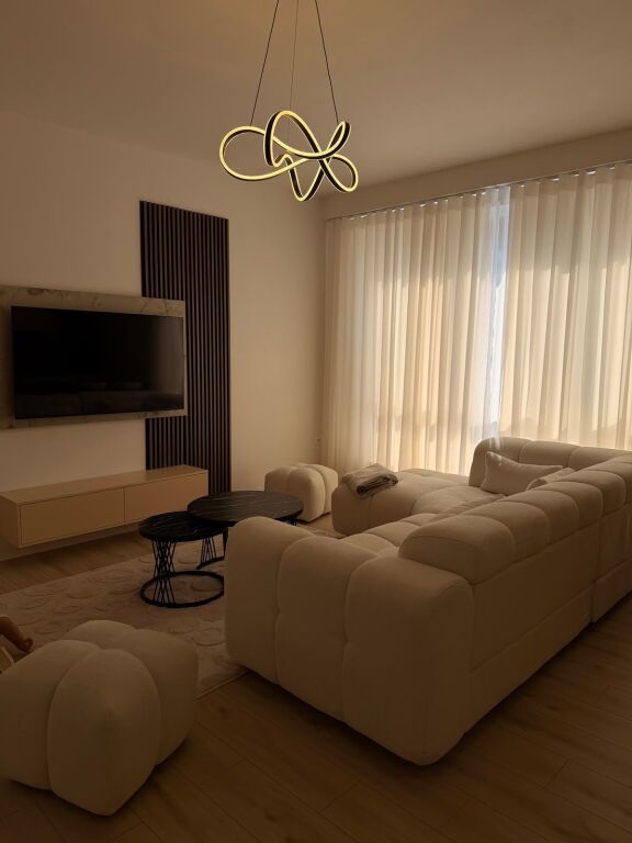 Prane Prestigjit tek Hipoteka, jepet me qera apartament modern 1+1.