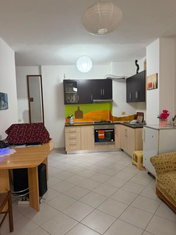 Shitet apartament 1+1 tek Ali Demi!