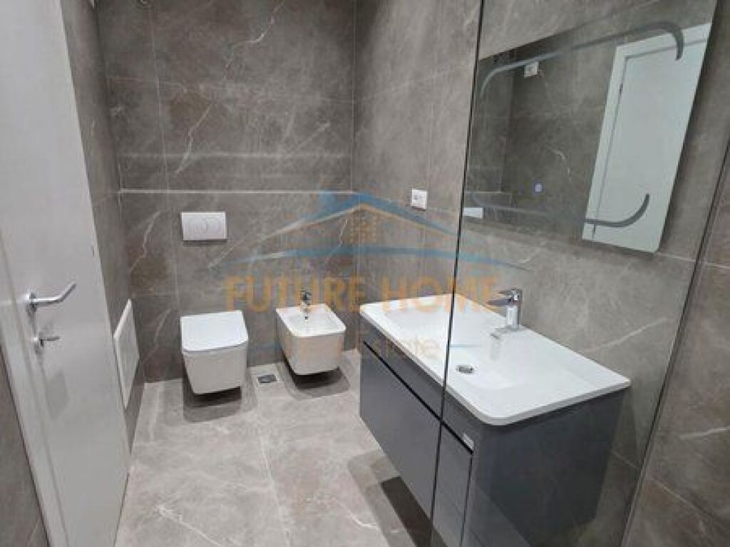 Shitet, Penthouse 2+1+2+Verandë+2 Poste Parkimi, Bulevardi Zhan D'ark, Tiranë
