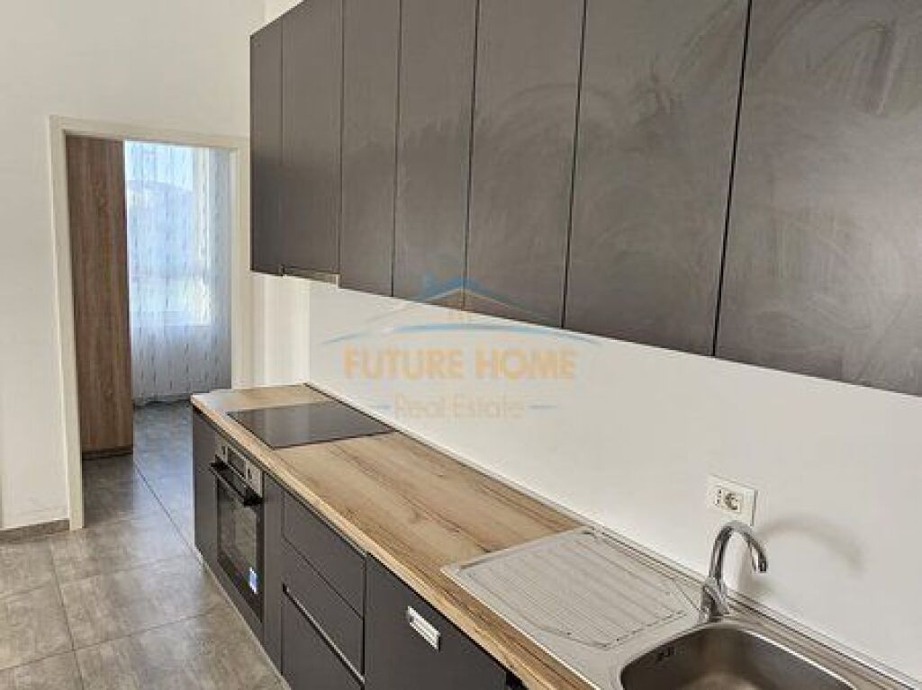 Shitet, Apartament 2+1, Rruga Frosina Plaku, Tiranë.