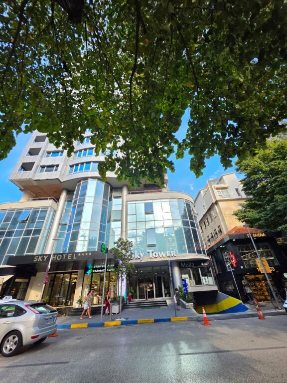Me Qera: ZYRË PREMIUM NË ZEMËR TË BLLOKUT | SKY TOWER (OPEN SPACE) 📍 SKY TOWER – BLLOK || 1600 Euro/Muaj