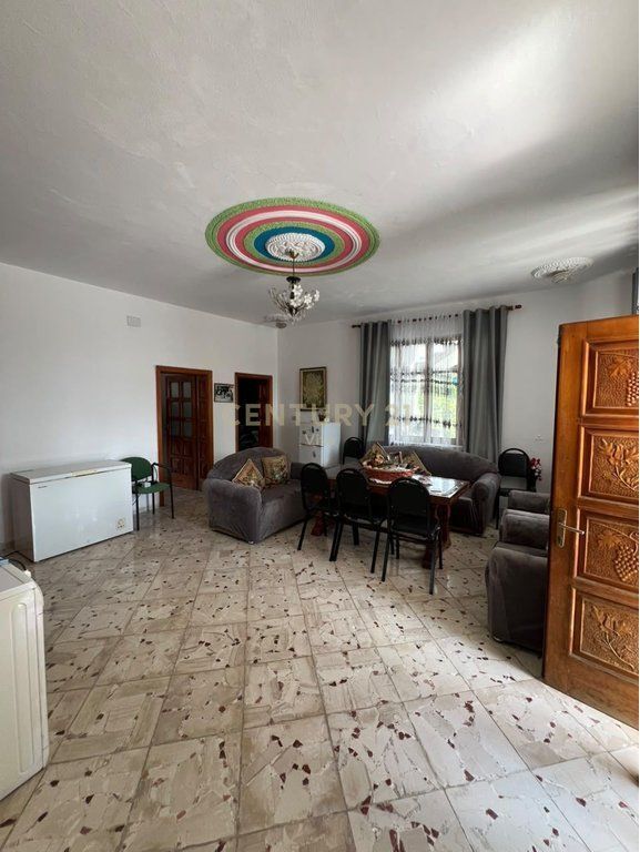 VILLE IN VENDITA A SHIJAK CON UNA SUPERFICIE DI 2.300 m² TERRENO + CASA + LOCALE COMMERCIALE !!