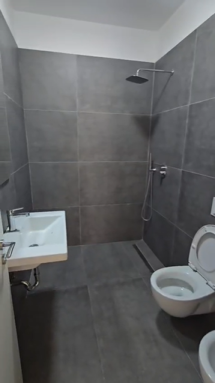 🏢JEPET ME QIRA AMBIENT ZYRE | QENDËR📍Rruga Mihal Duri – Tiranë