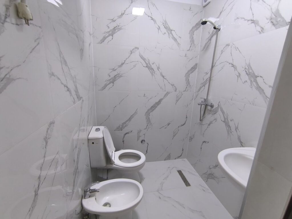 Shitet apartament 2+1+2 tek Fresku , prane Fastfood Mendi .