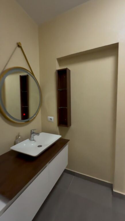 Shitet Apartament 2+1+2 me Verandë - Ngjitur me Deliorgjin, Rr. e Kavajës, Tiranë