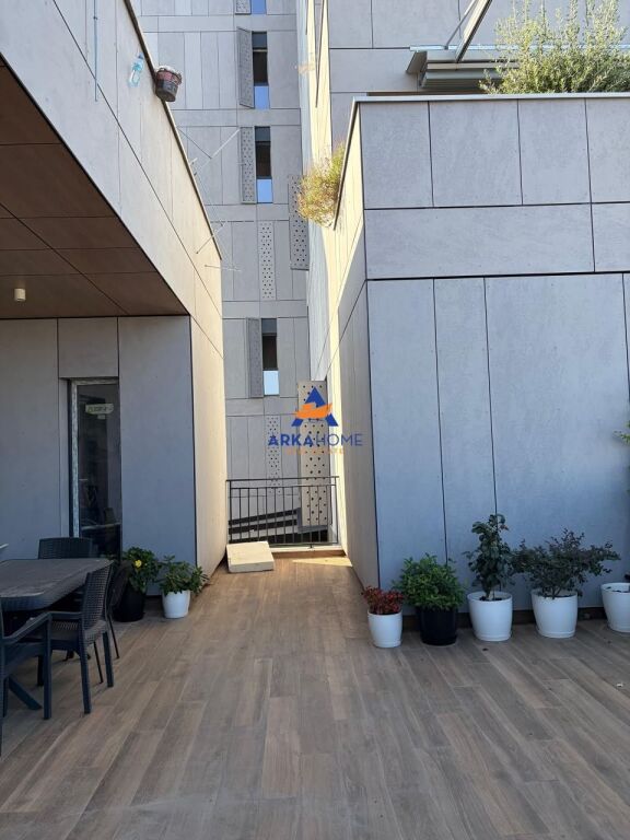 JEPET APARTAMENT ME QERA 2+1+BALLKON "PRANE EMERAL CENTER, 5 MAJ"