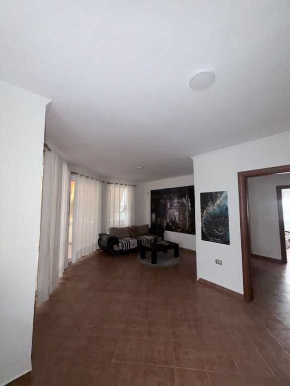 Shitet apartament 4+1 tek Pallatet Cabej