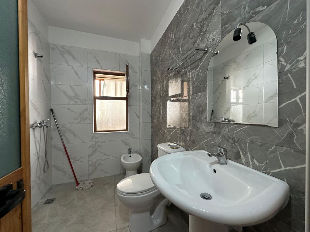 Apartament 1+1 per shitje! Pallati me Shigjeta
