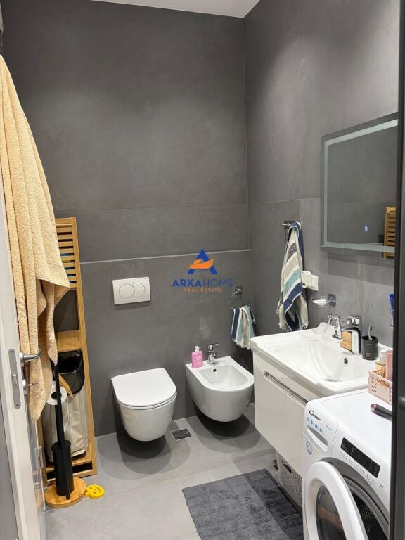 JEPET APARTAMENT ME QERA 2+1+BALLKON "PRANE EMERAL CENTER, 5 MAJ"
