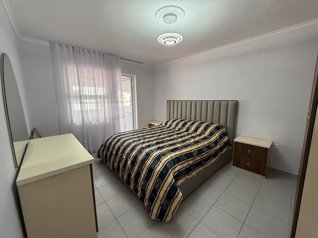 Jepet me qira apartament 3+1 në Bulevardin Zogu I, pas Fakultetit të Shkencave.