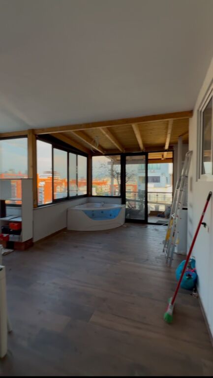 Shitet Apartament 2+1+2 me Verandë - Ngjitur me Deliorgjin, Rr. e Kavajës, Tiranë