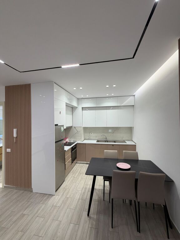 🏠 APPARTAMENTO 1+1 IN AFFITTO  📍 Vicino alla Stazione Ferroviaria, Via Haxhi Hysen Dalliu 🏢 5° Piano 🛗 Palazzo con ascensore 💰 Prezzo: 80.000 lek/mese  📞 Per maggiori informazioni, contattare in privato.