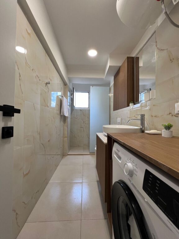 Shitet Apartament 1+1 ne Vlorë , Transballkanike , Lungomare , Uji i Ftohte .