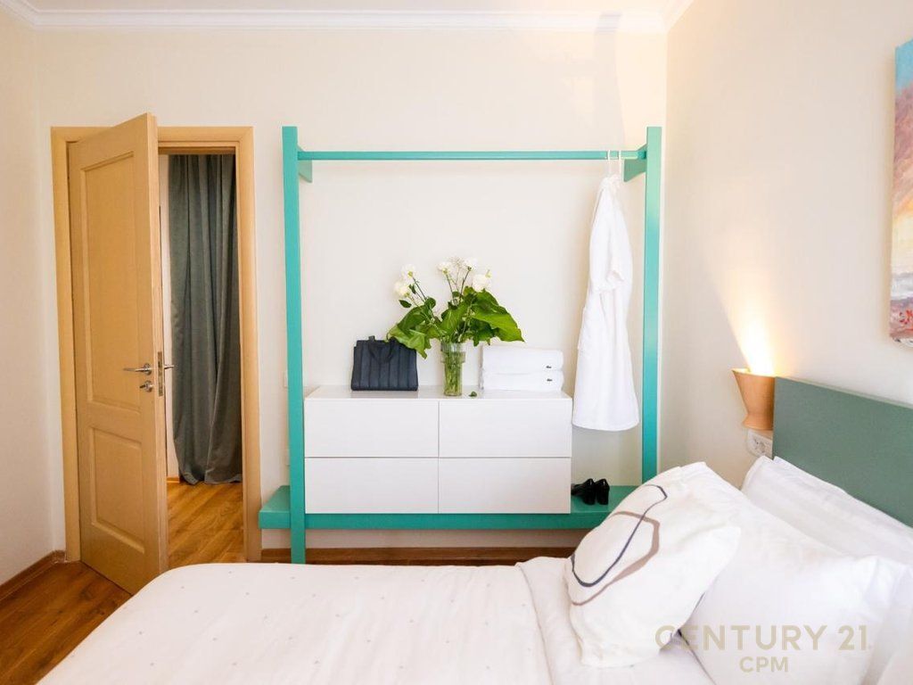 Shitet apartament me pamje nga deti ne Vlore