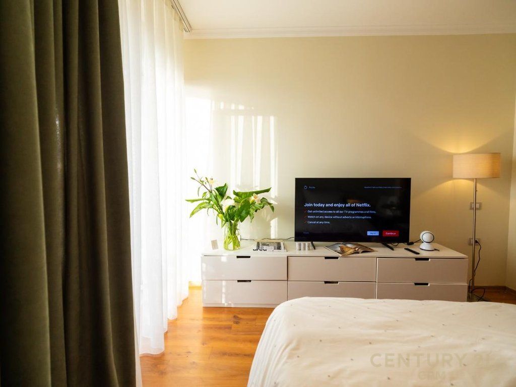 Shitet apartament me pamje nga deti ne Vlore