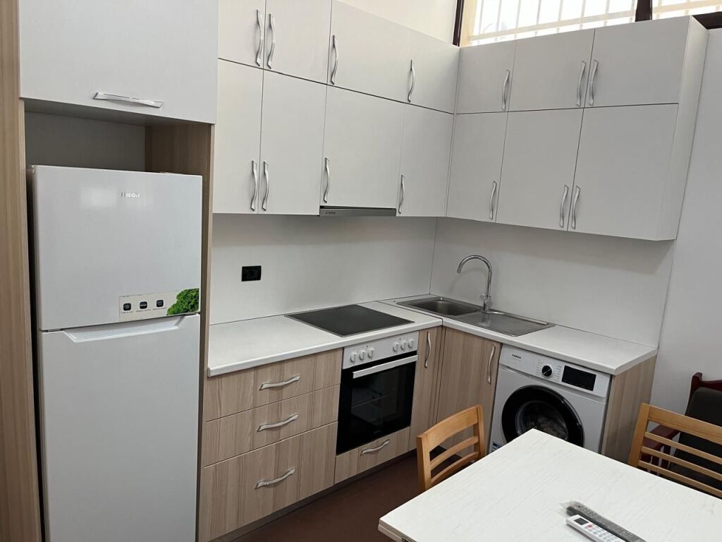 🏢Ne zonen e 5 Majit,jepet me qera apartament 1+1 i mobiluar.45,000 Leke