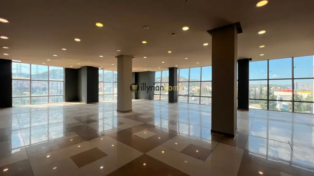 LOCALE COMMERCIALE IN AFFITTO – VICINO A STELA RESORT