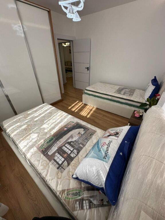 Shitet apartament 2+1 te pallati me shigjeta